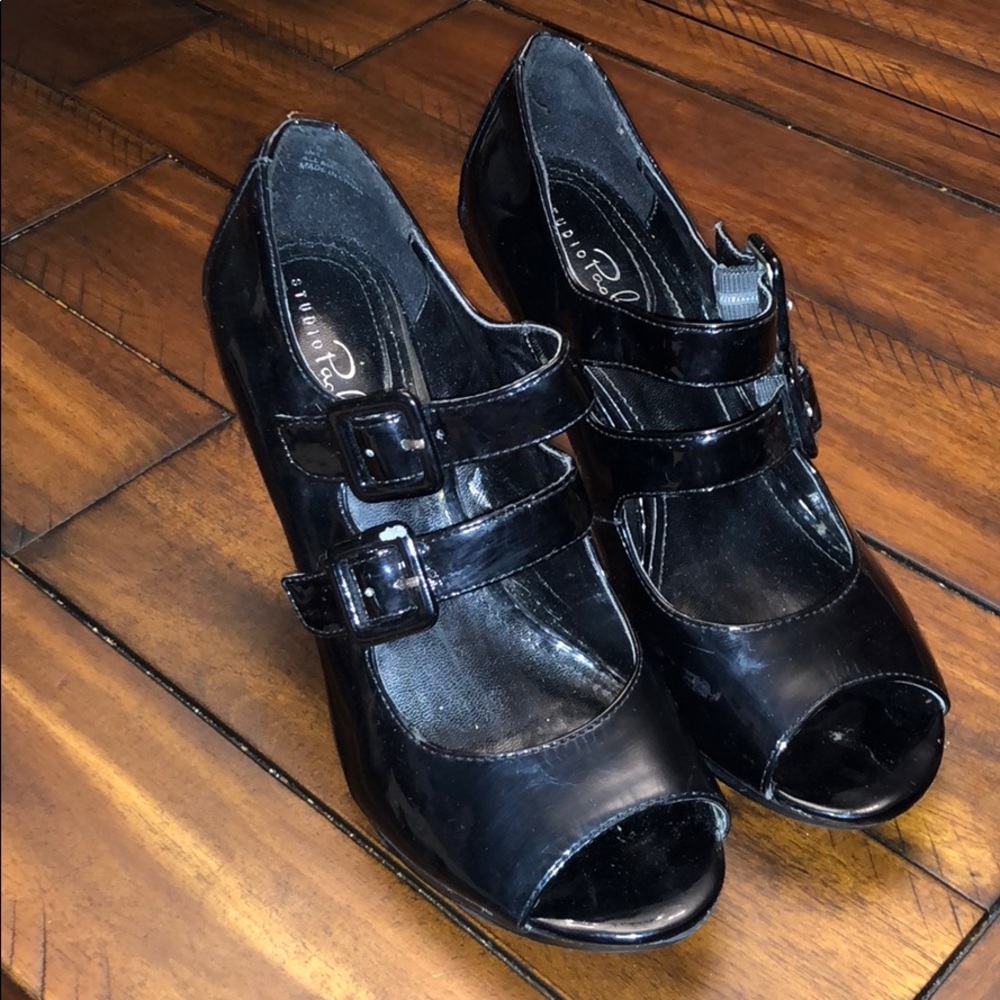 Buckle strap patent peep-toe heels